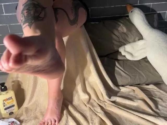 Fox-Paws on BongaCams