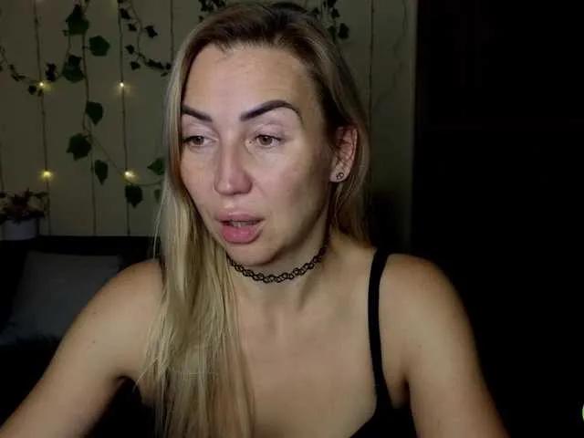 Jullyblondkiss on BongaCams 