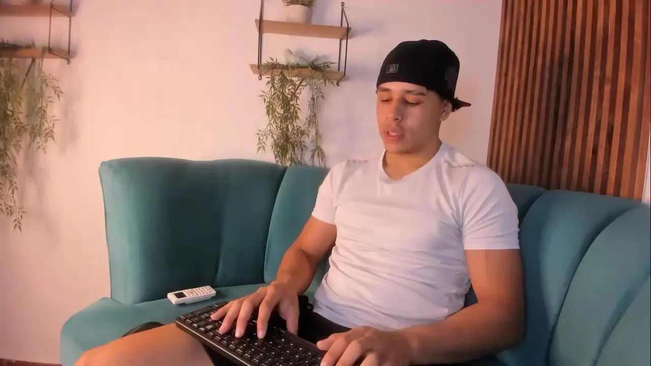 Offline Adrian_Volt_ on Cam4