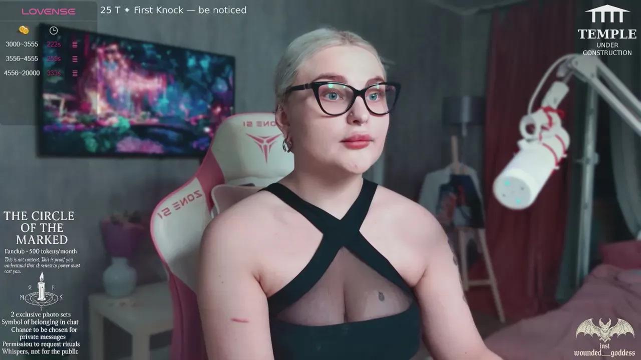 Call_me_Ana —  #smoke #squirt #strapon #femdom #cosplay #feet #bdsm