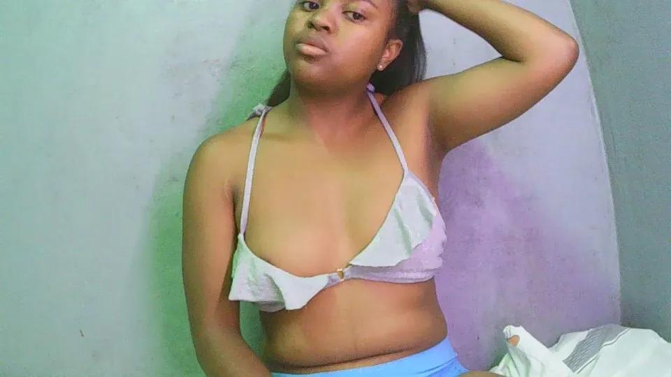 Jasminah02 —  #strapon #gamer #pee #anal #pussy #feet #ass