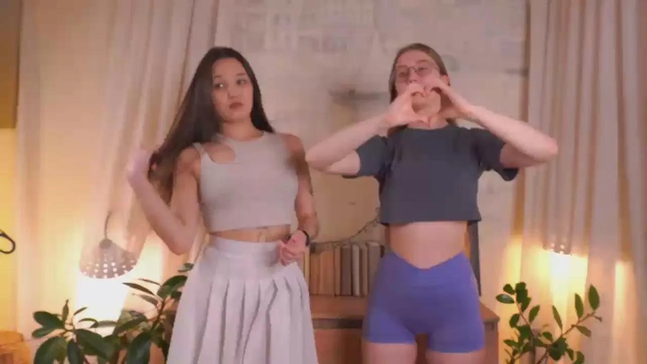 JolieLooper —  #deepthroat #masturbation #C2C #striptease #pee #anal #lesbian