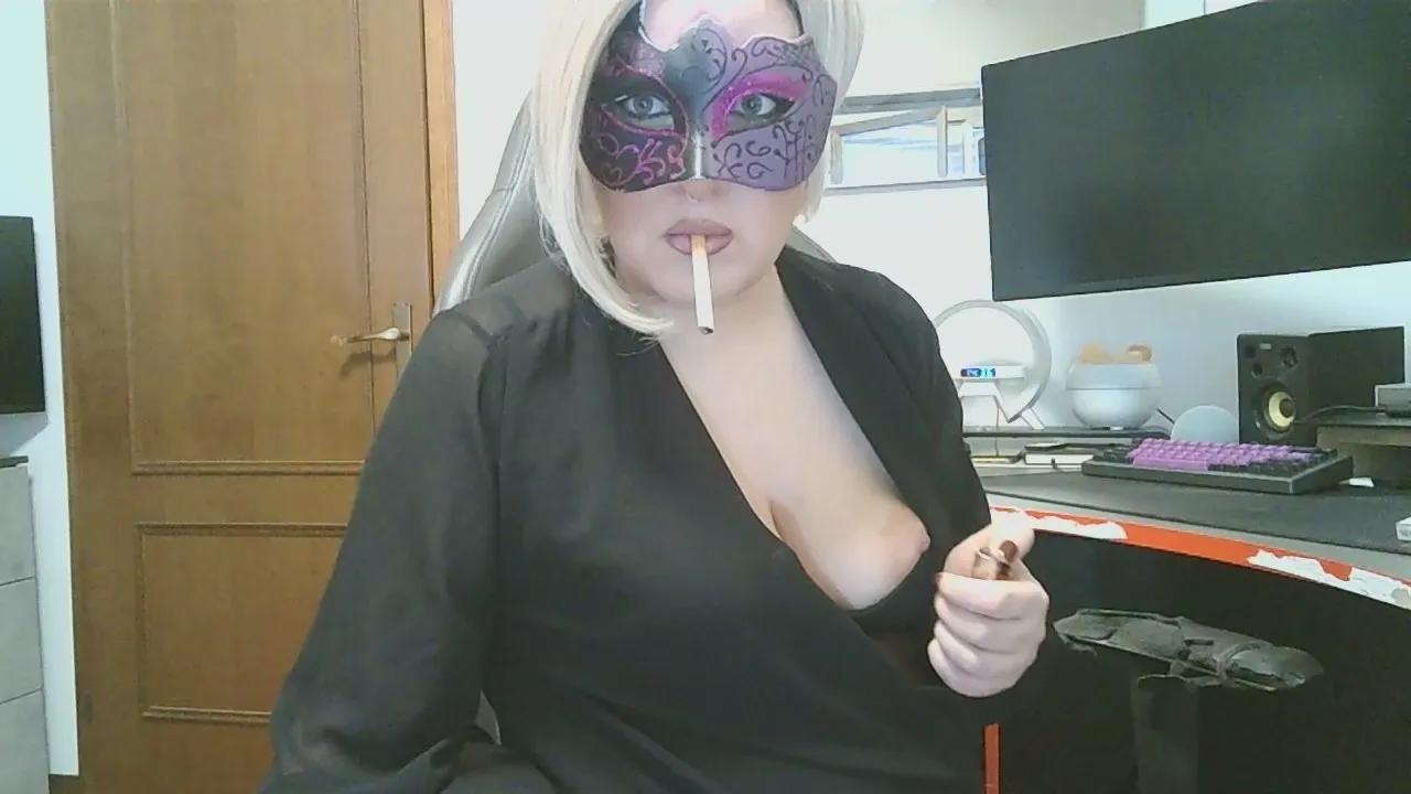 LaDamaNeraOF on Cam4 