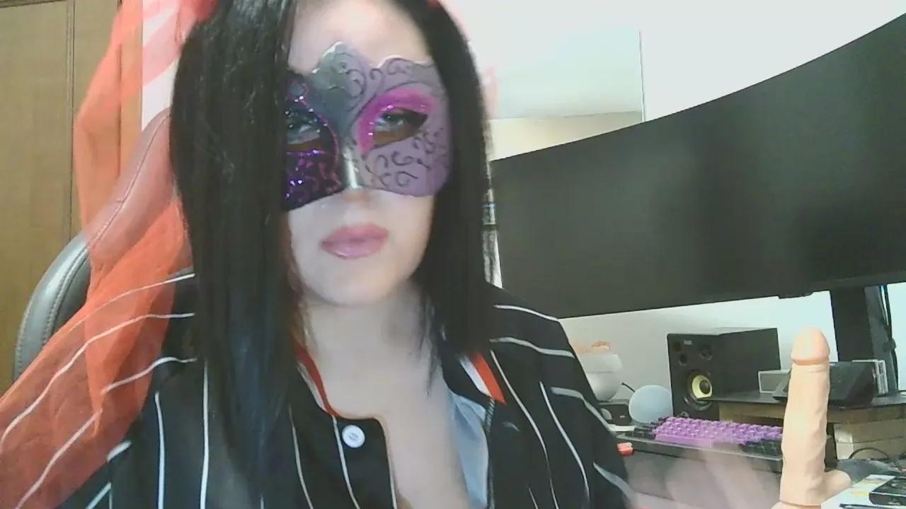 LaDamaNeraOF on Cam4 