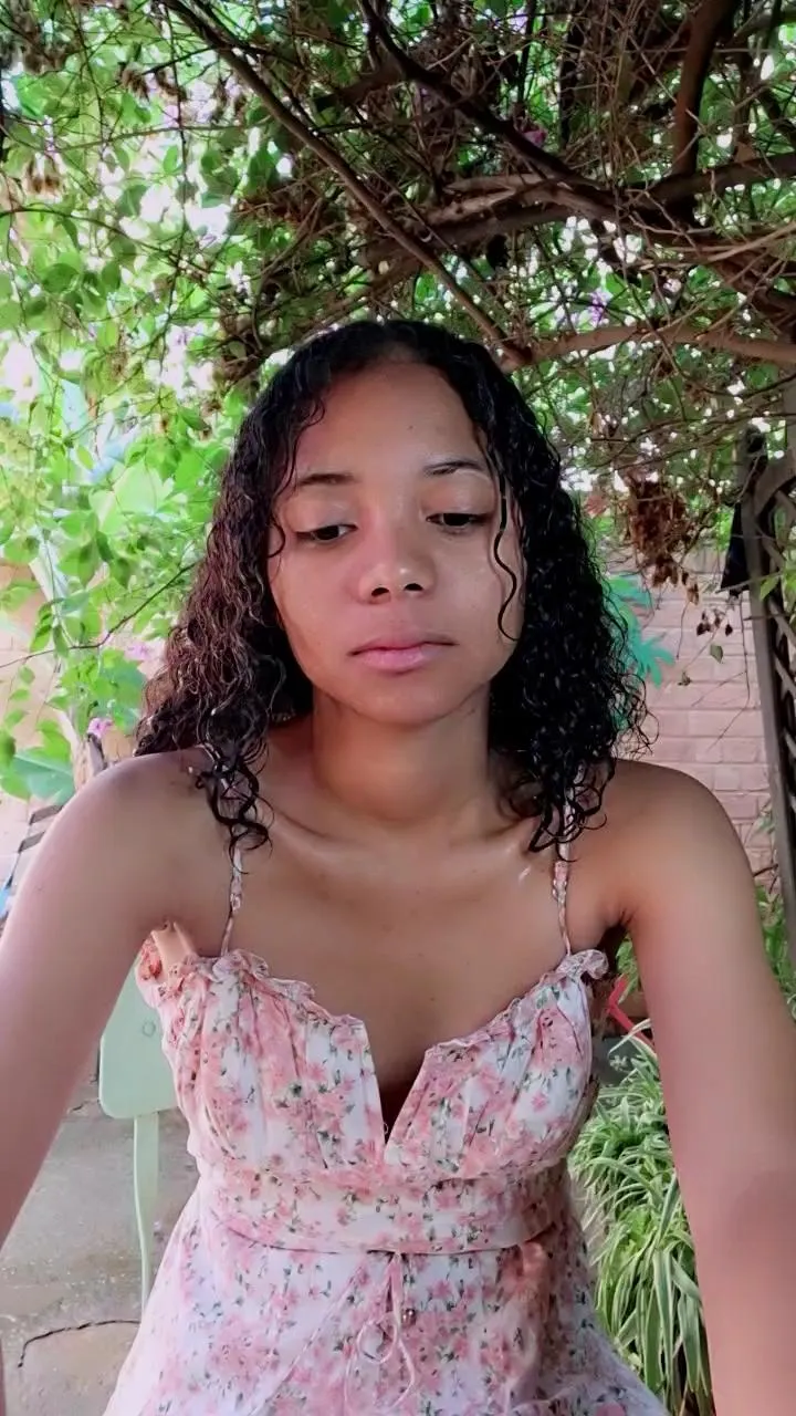 Offline NickiFrenchy on Cam4