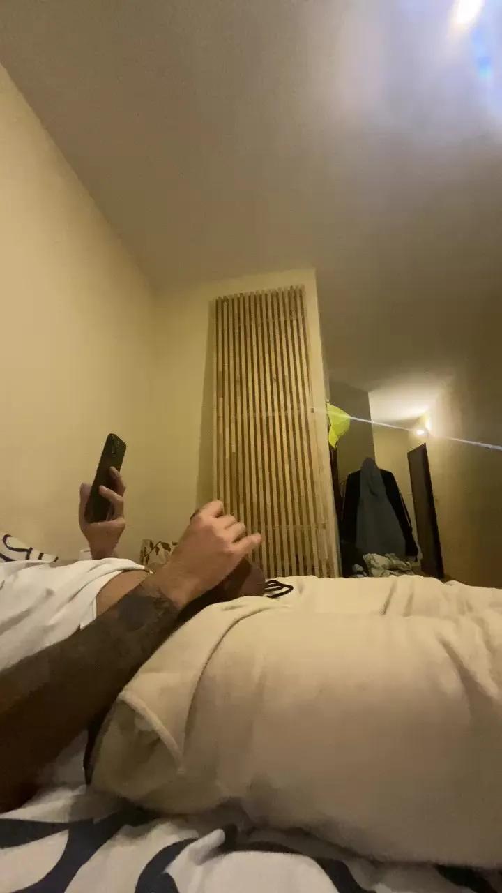 Pisciatoreserio on Cam4