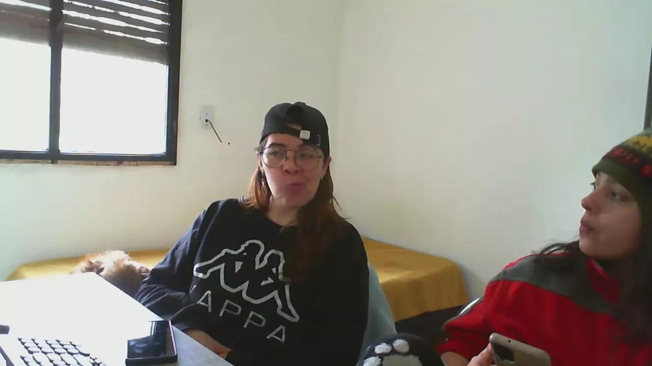 sweetredhota on Cam4 