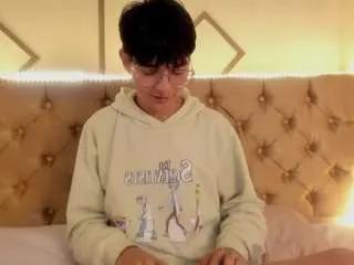 aleaurarashi on CamSoda 