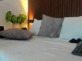 alma-fenix on CamSoda 