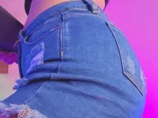 arianna-suarezz on CamSoda 