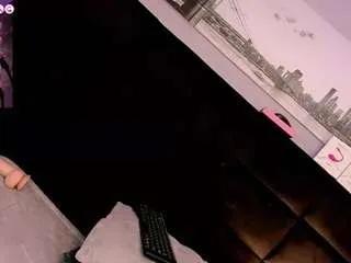 baby-isaa on CamSoda 