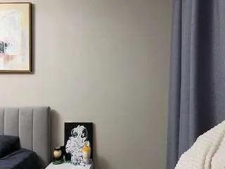 emilyluv — strip show [663 tokens remaining]