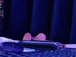 kinkyhousewifee on CamSoda 