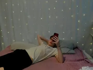 Offline andyjey_ on Chaturbate