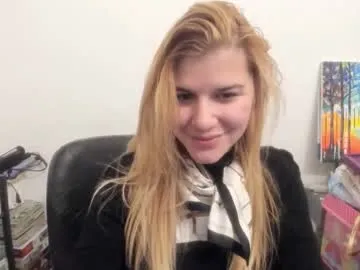 Offline artsyandcraftsy_ on Chaturbate