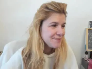 Offline artsyandcraftsy_ on Chaturbate