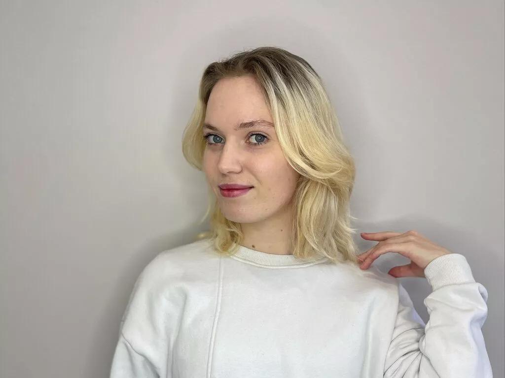 LynGoodhart — I love a lot of things from bicycling to anime, but if I had to choose, I'd probably go for oriental food, bicycles, and technology from smartphones to cars!