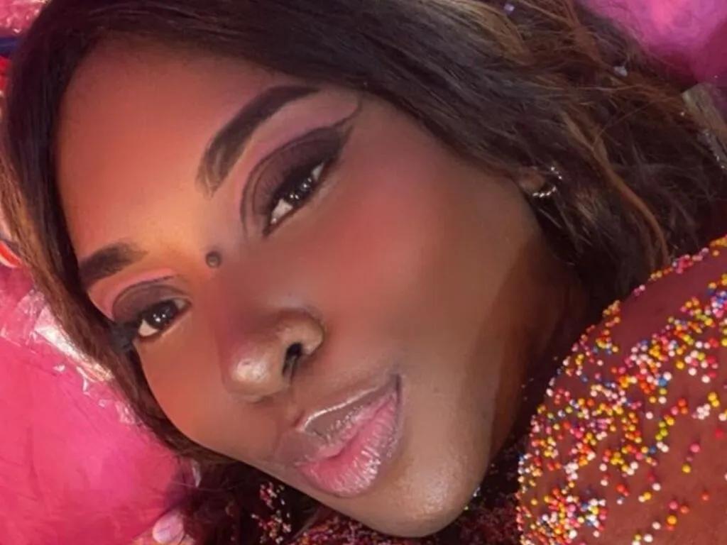 MelyFoxter — I love living a quiet life and sharing with my loved ones, I love my job and what I do, I really like sunsets, I can be a great companion in a difficult time.