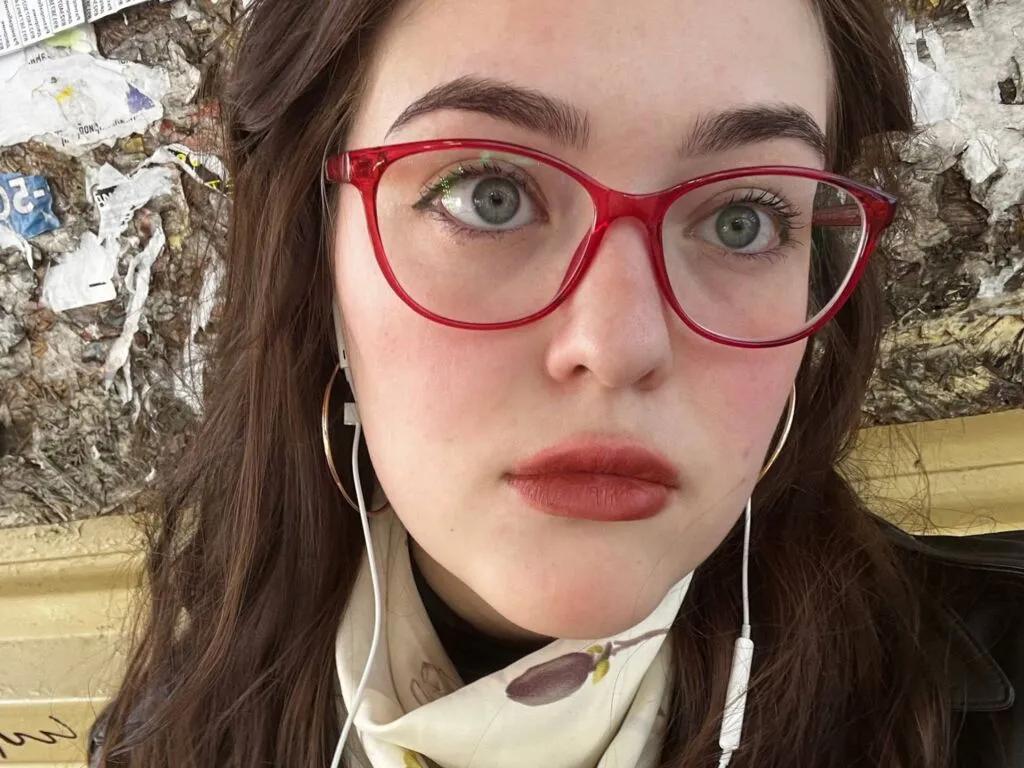 MersedesRosso — What I like the most are active people, good energy, and real emotions. I love going to the movies, theater, concerts --- anywhere with life and laughter. 