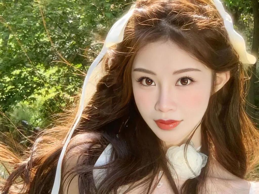 XiaoJuan — Now that we've gotten to know each other a little...I want to make sure my fan club is a page for you to enjoy even more.
