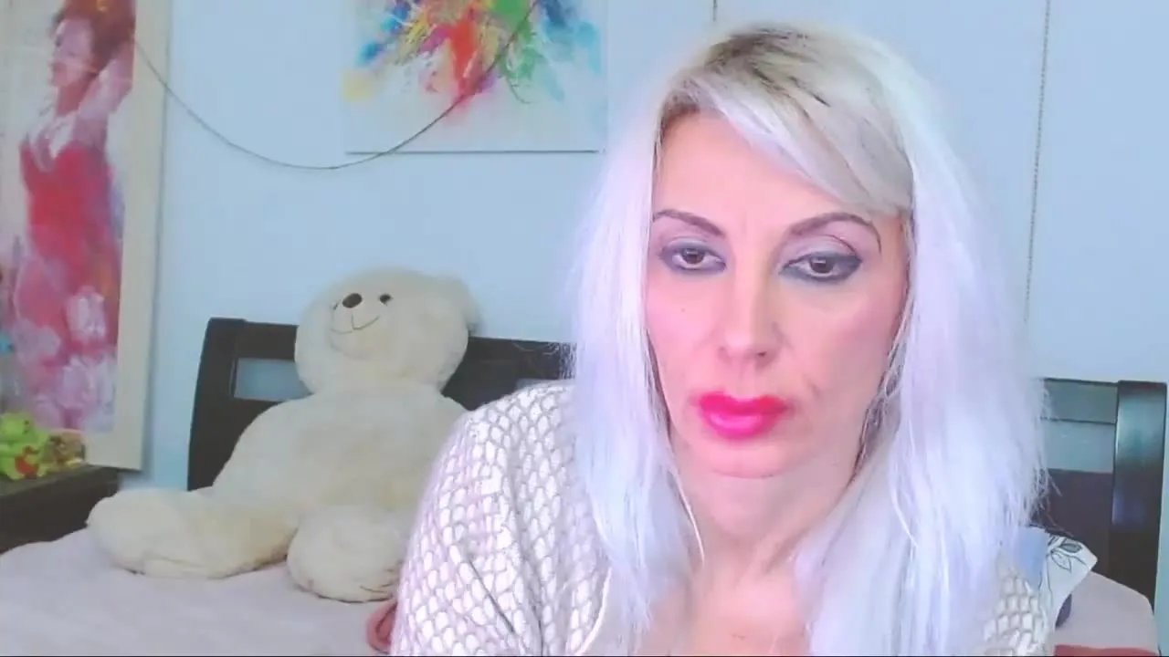 MissLaraHoney on Streamray