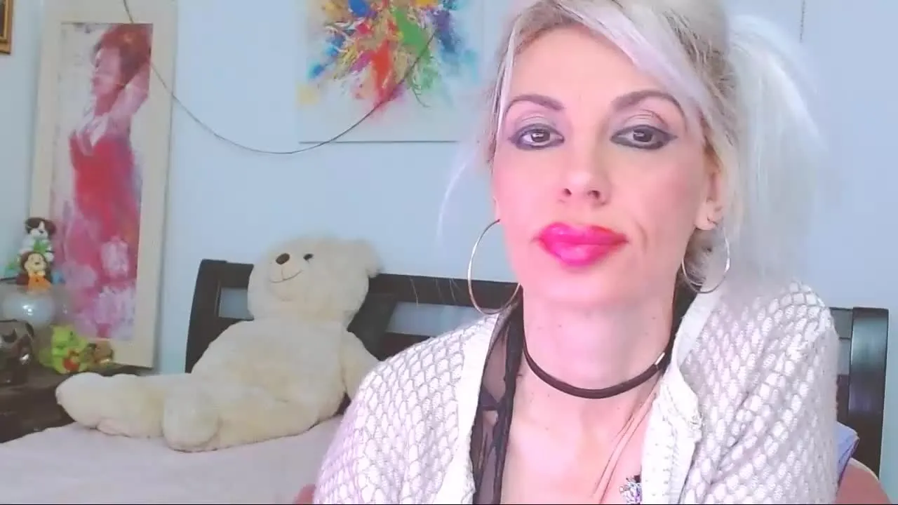 MissLaraHoney on Streamray