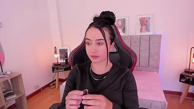 EmmyEvans1 on StripChat 