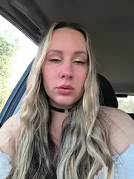 Offline Mona_Plus on StripChat