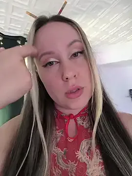 Offline Mona_Plus on StripChat