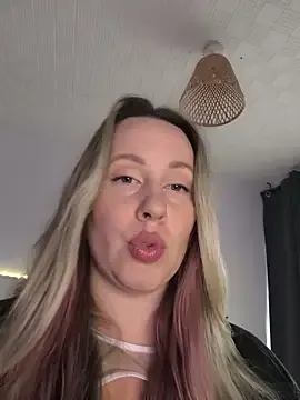 Offline Mona_Plus on StripChat