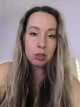 Offline Mona_Plus on StripChat