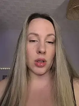 Offline Mona_Plus on StripChat