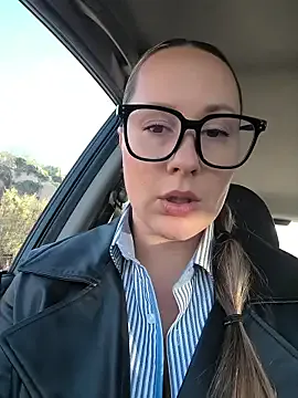 Offline Mona_Plus on StripChat