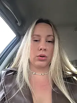 Offline Mona_Plus on StripChat