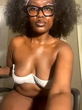 Moonzy77 on StripChat 