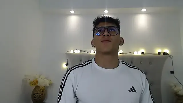 Offline SalvadorFit on StripChat