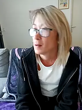 Timide_girl17 on StripChat